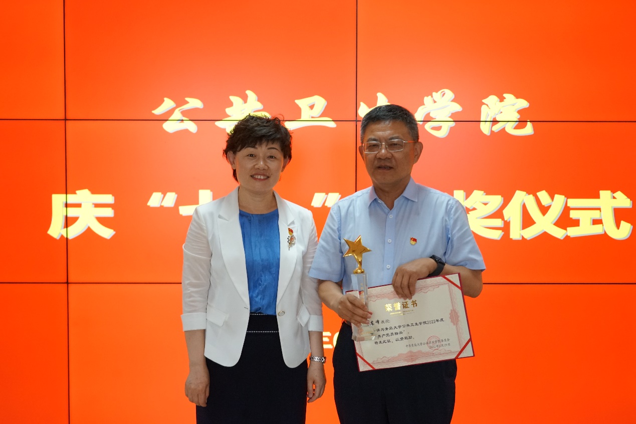 穿白色衣服的男人站在一起低可信度描述已自動生成