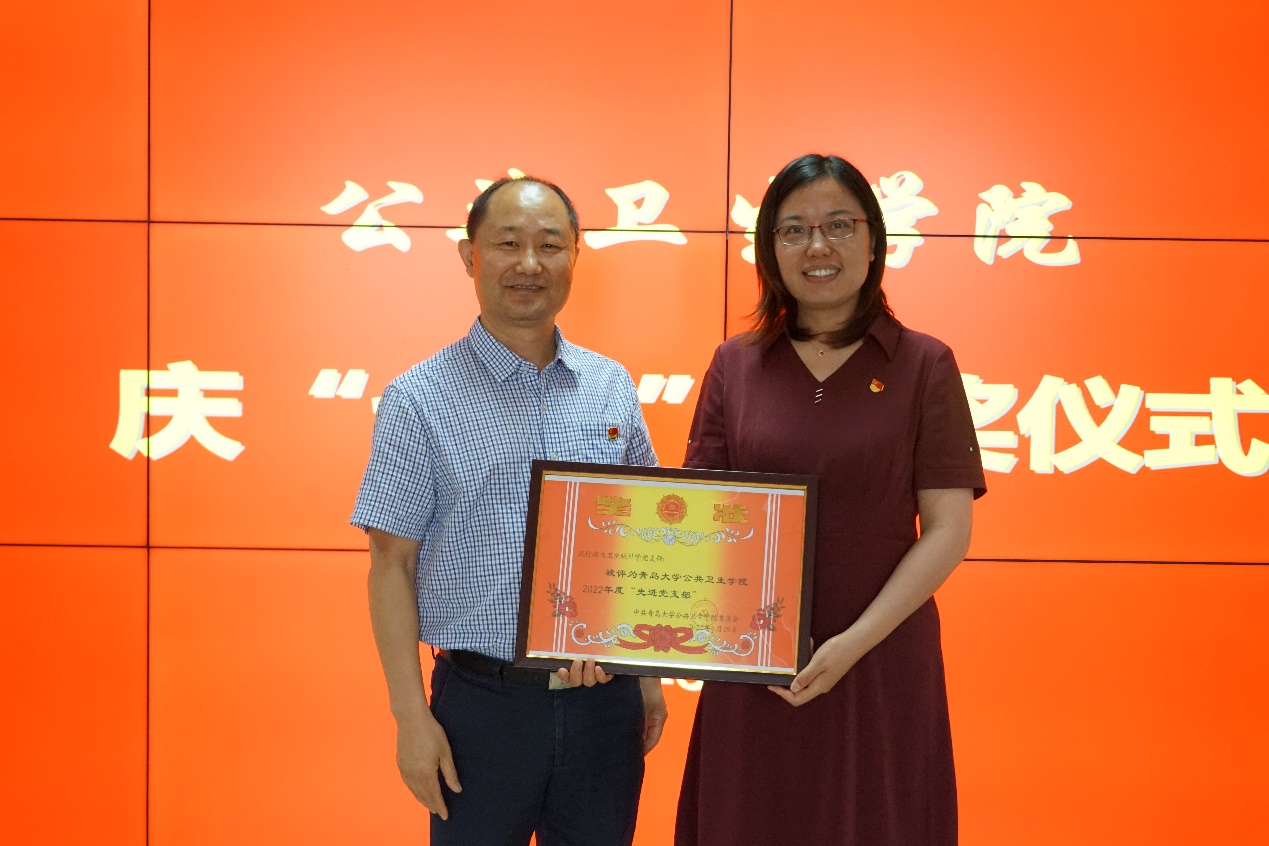 男人和女人站在那里低可信度描述已自動生成